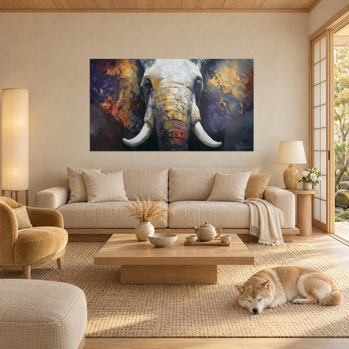 Tableau éléphant d'Afrique aux défenses ivoire et oreilles violet et ocre, au-dessus d'un canapé dans un salon lumineux
