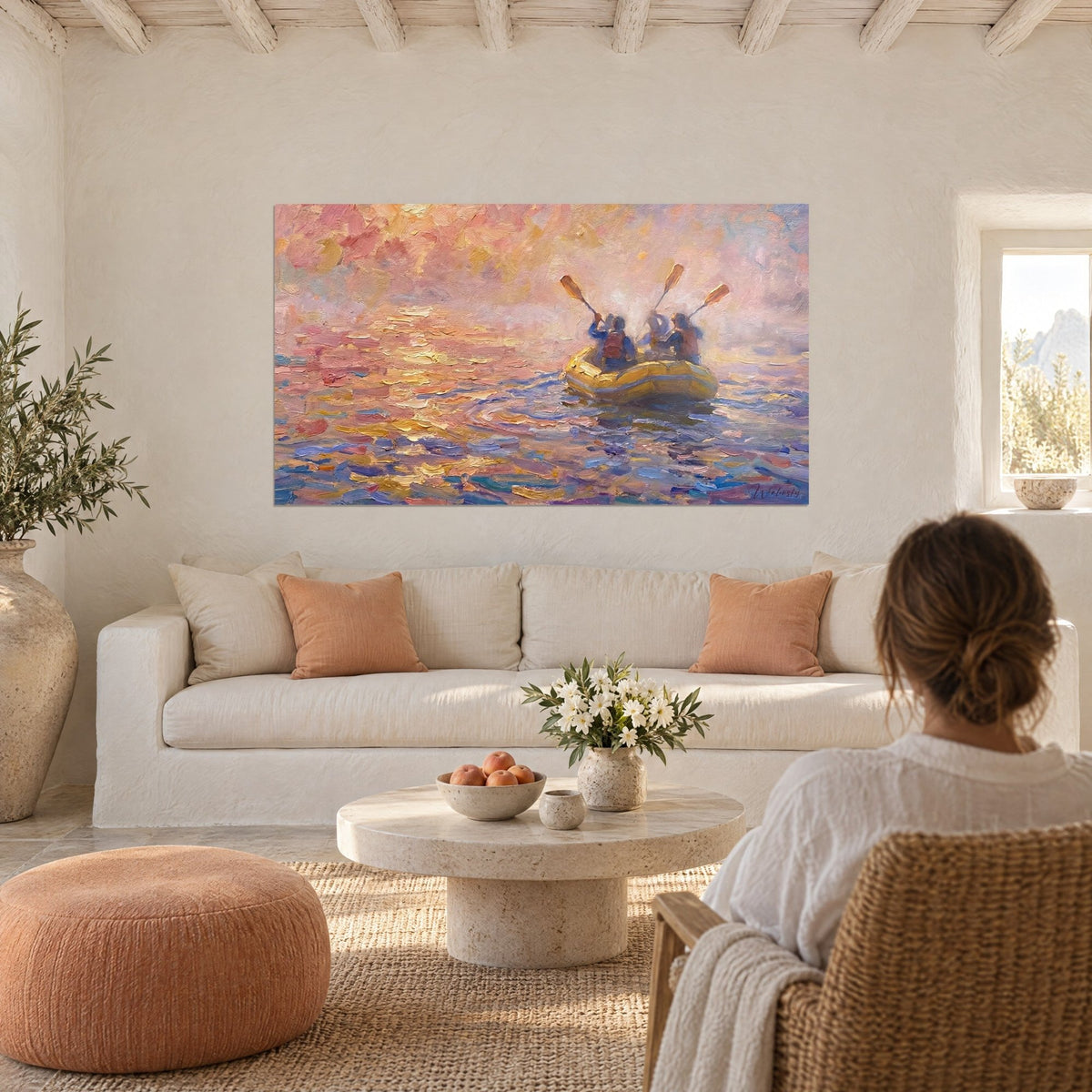 Cuadro balsa hinchable amarilla sobre agua rosa y malva, remos levantados, encima de un sofá en un salón luminoso