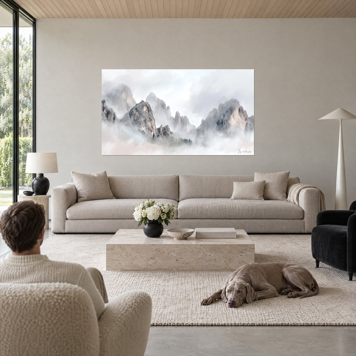Schilderij parelgrijze Dolomieten-toppen gesluierd door mist, witte wolken, een liggende Weimaraner, boven een bank in een lichte woonkamer