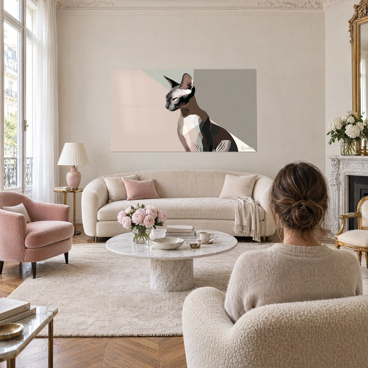 Tableau félin sphynx géométrique rose poudré et gris taupe, profil aux grandes oreilles, au-dessus d'un canapé dans un salon lumineux