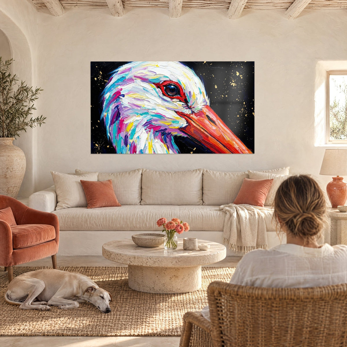 Quadro cicogna bianca in pittura a impasto spesso, becco arancione e occhio cerchiato di rosso su fondo nero, sopra un divano in un soggiorno luminoso
