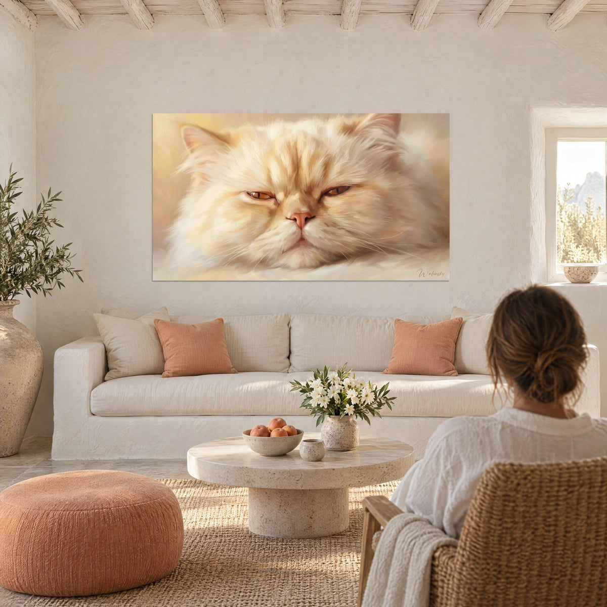Cuadro de un gato persa crema de pelaje tupido, ojos ámbar medio cerrados y nariz rosa, sobre un sofá en un salón luminoso