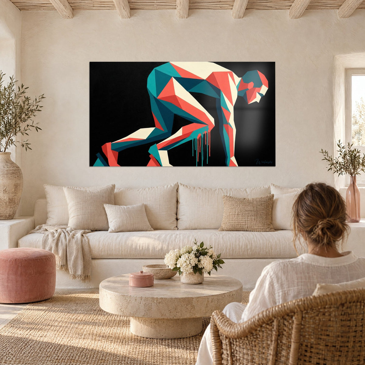 Schilderij van een geometrische loper voorovergebogen aan de start, koraal- en turquoise facetten op zwarte achtergrond, boven een bank in een lichte woonkamer