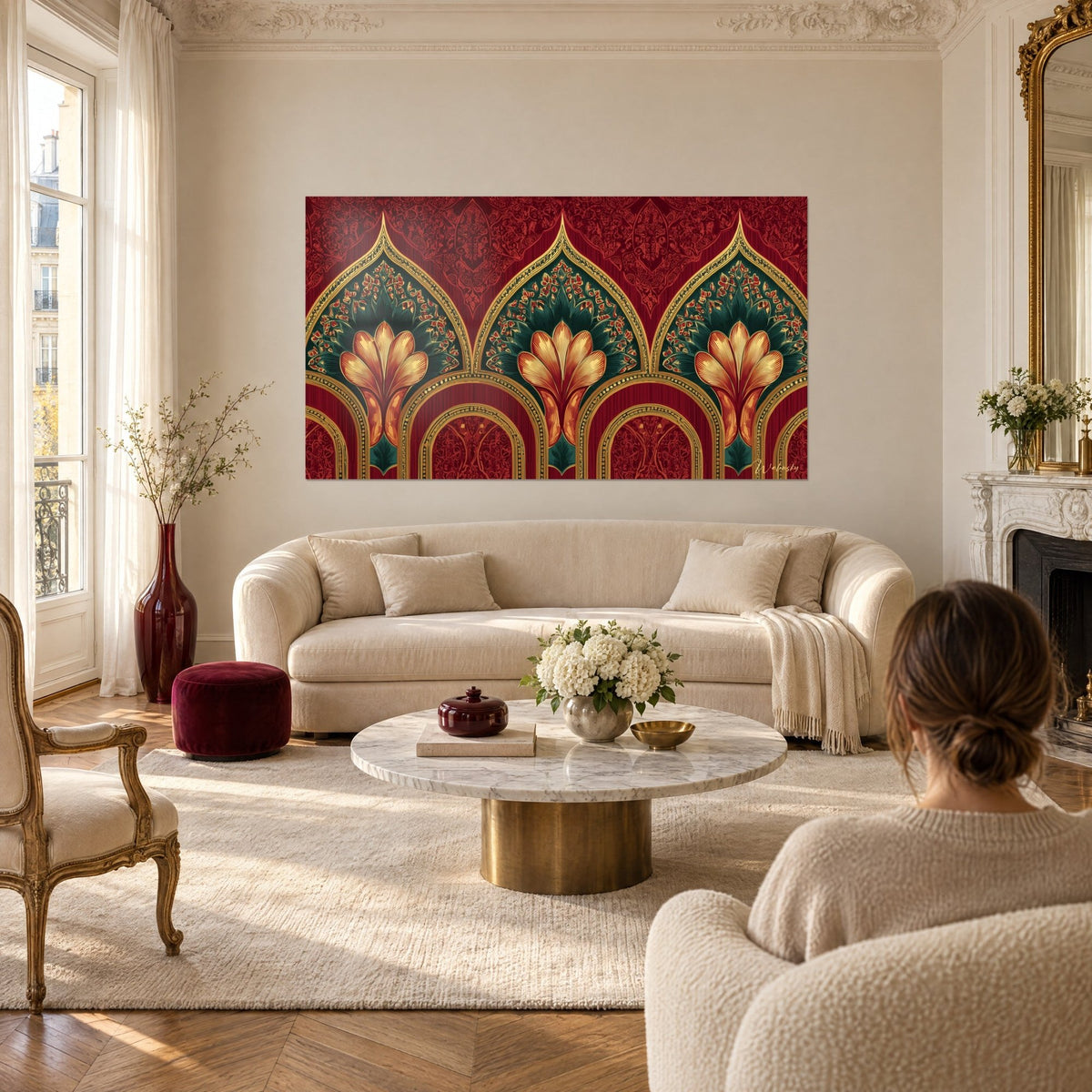 Gemälde mit drei goldenen Spitzbögen auf bordeauxrotem Grund, tannengrüne Blüten, Frau von hinten, über einem Sofa in einem hellen Wohnzimmer