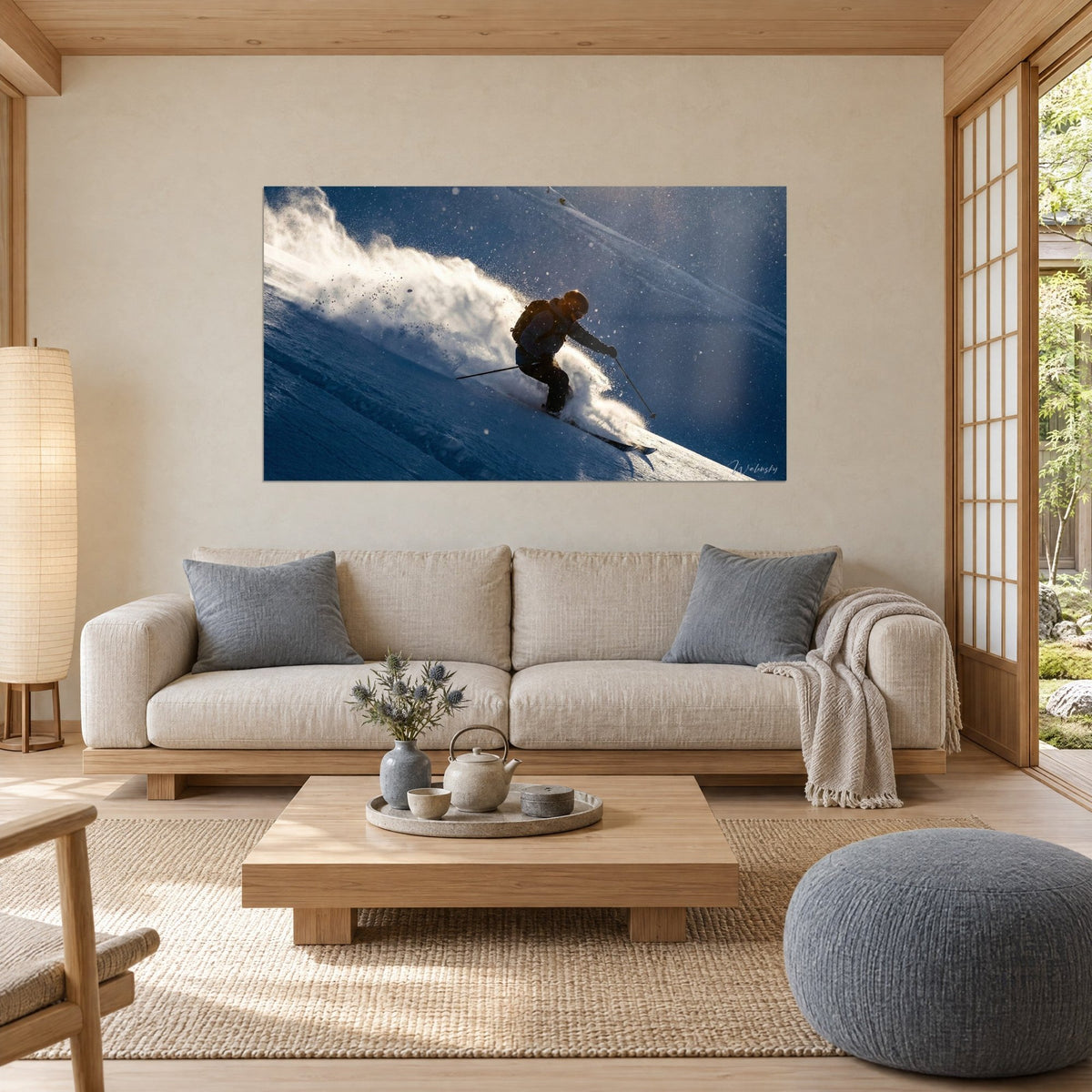 Gemälde Skifahrer im weißen Pulverschnee-Schwall auf nachtblauem Hang, goldenes Gegenlicht, über einem Sofa in einem hellen Wohnzimmer