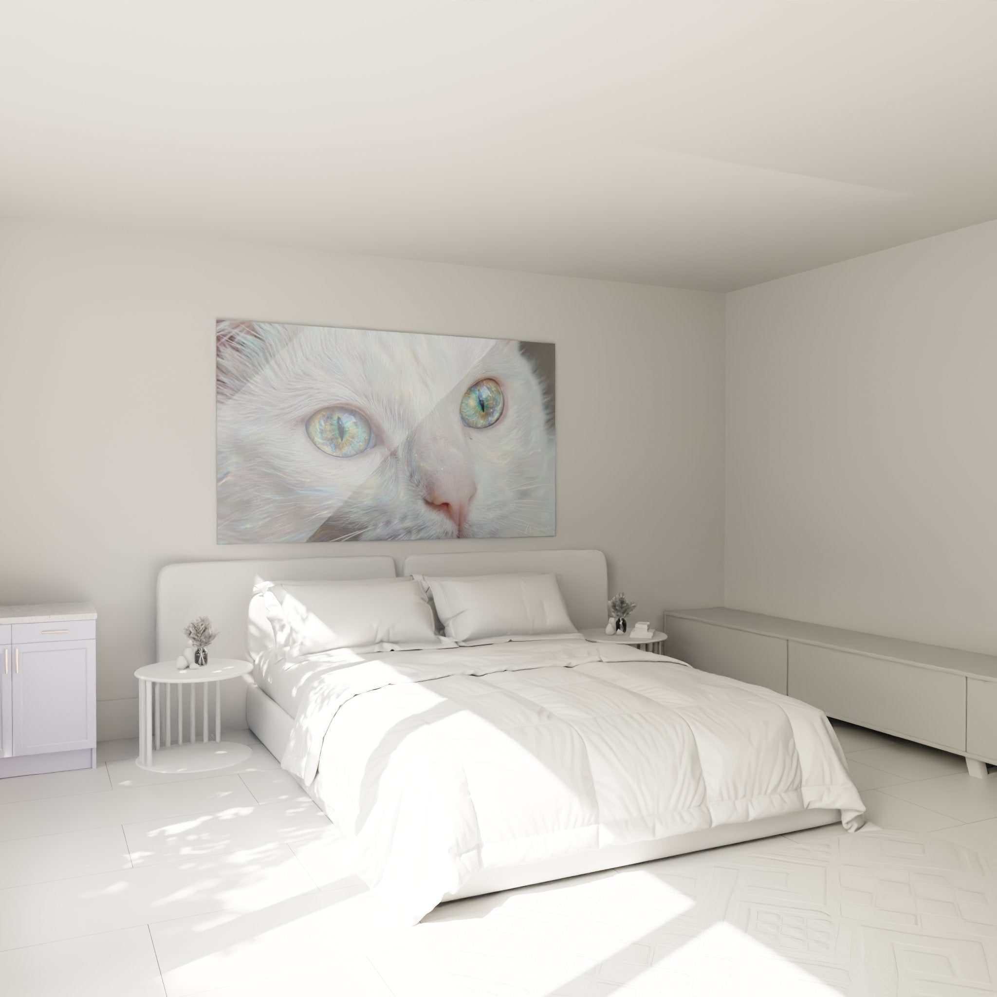 Quadro gatto Khao Manee occhi multicolori appeso alla parete di una camera moderna, decorazione murale felina