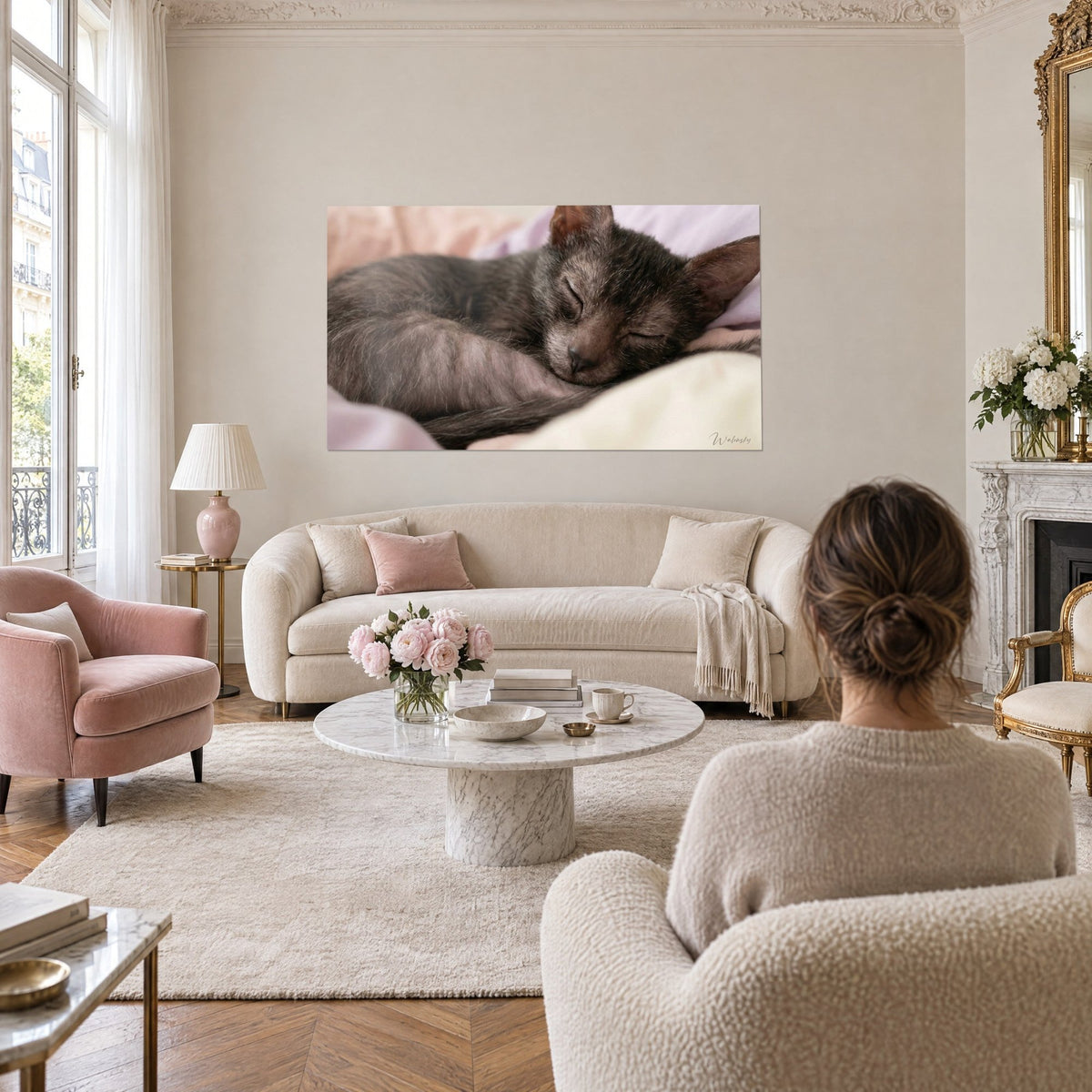 Gemälde Lykoi-Kätzchen in Silbergrau, schlafend auf einem blassrosa Laken, Schnauze abgelegt, über einem Sofa in einem hellen Wohnzimmer