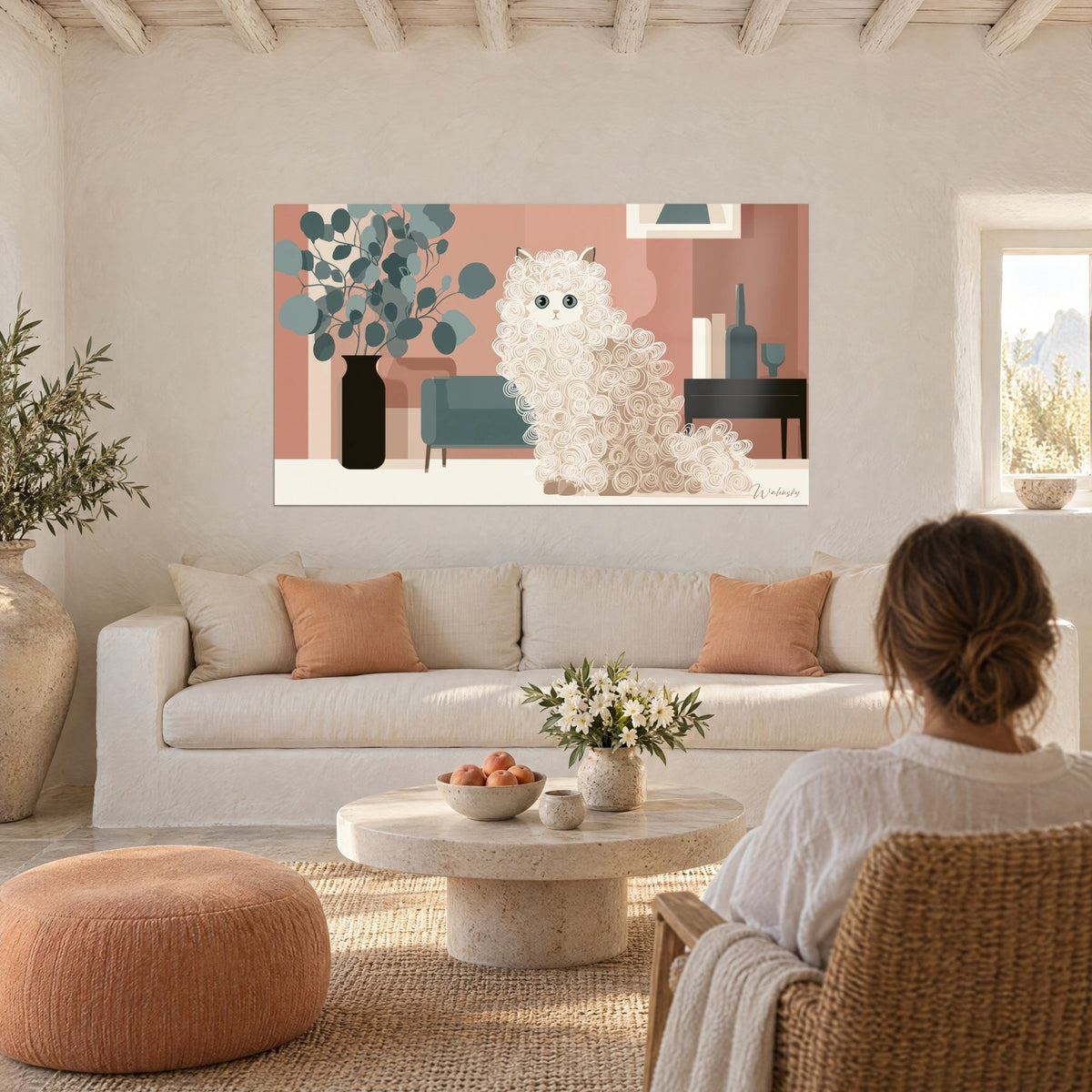 Gemälde Selkirk-Rex-Katze mit cremefarbenem Lockenfell, Hintergrund in Terrakotta-Rosa und Salbeigrün, über einem Sofa in einem hellen Wohnzimmer