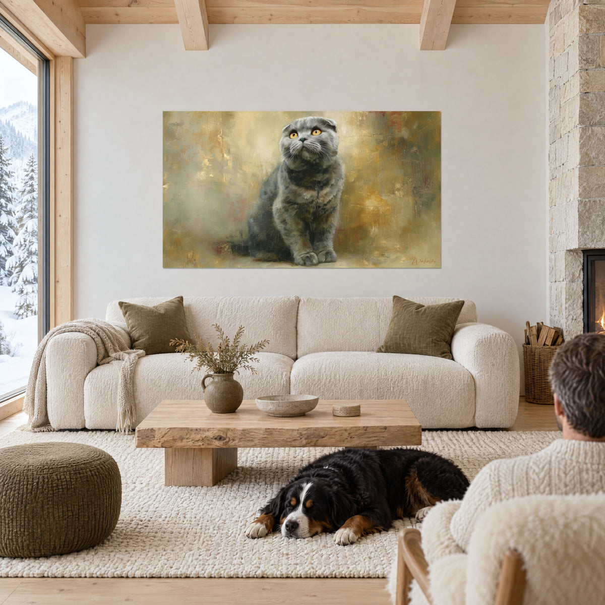 Πίνακας γκρι γάτα Scottish Fold με κεχριμπαρένια μάτια, χρυσό και ωχρό φόντο, μαύρος σκύλος ξαπλωμένος, πάνω από καναπέ σε φωτεινό σαλόνι