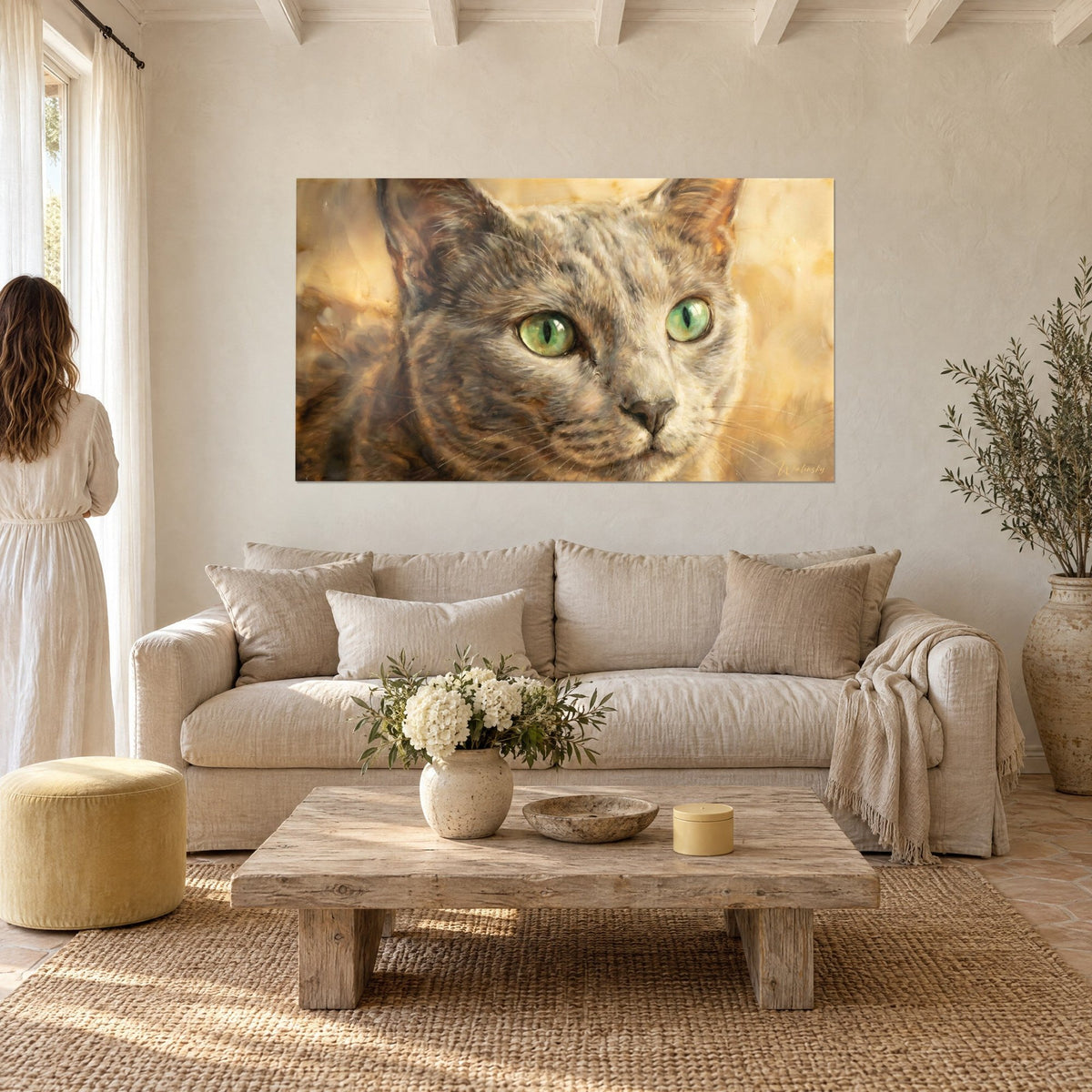 Tableau chat russian blue au pelage gris argenté et yeux verts émeraude sur fond ocre doré, au-dessus d'un canapé dans un salon lumineux
