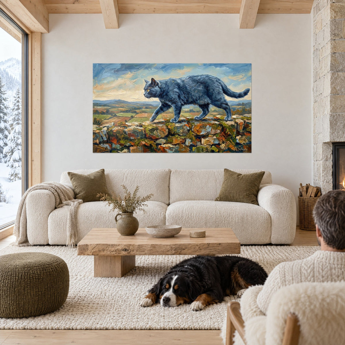 Schilderij van een grijsblauwe kat die over een lage muur loopt, olieverf in oker en mosgroen, een liggende hond, boven een bank in een lichte woonkamer