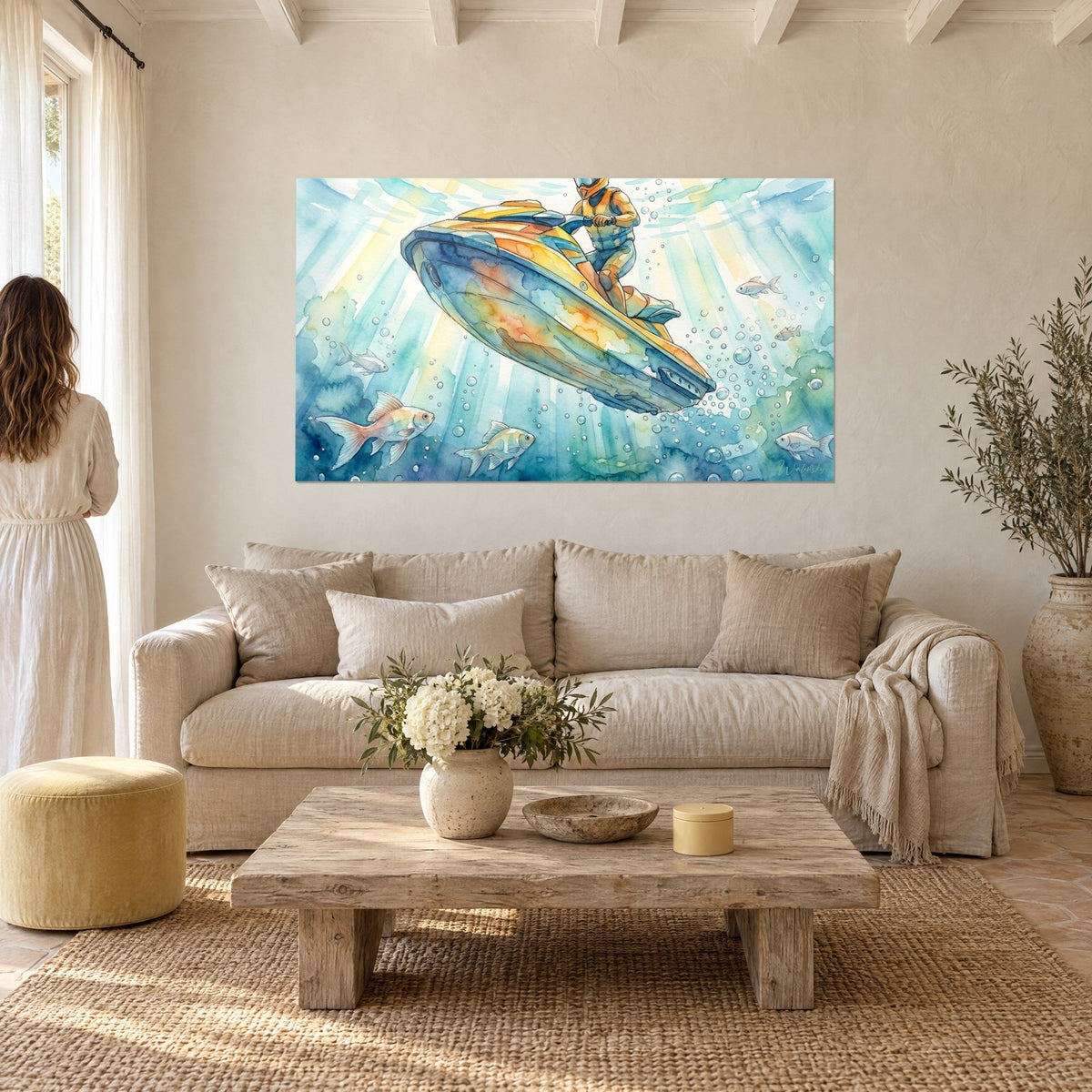 Gemälde Wasserscooter-Aquarell im Meer, orangefarbene Weste und blauer Helm, goldene Blasen, über einem Sofa in einem hellen Wohnzimmer