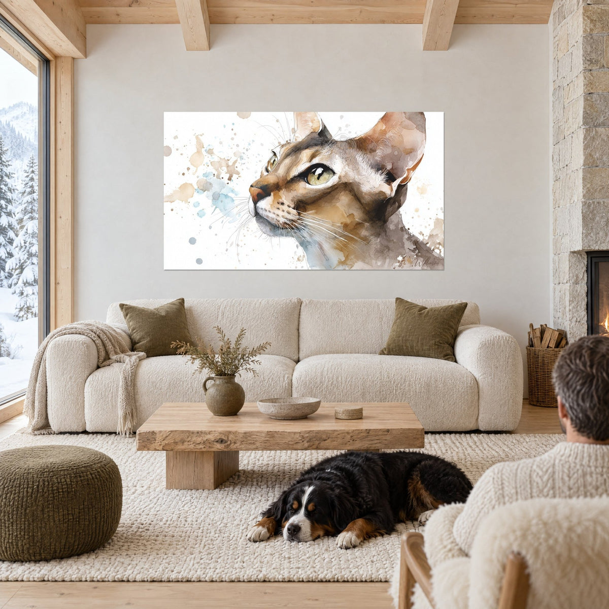 Tableau chat singapura en aquarelle, regard doré tourné vers le haut, ocre et gris-bleu, au-dessus d'un canapé dans un salon lumineux