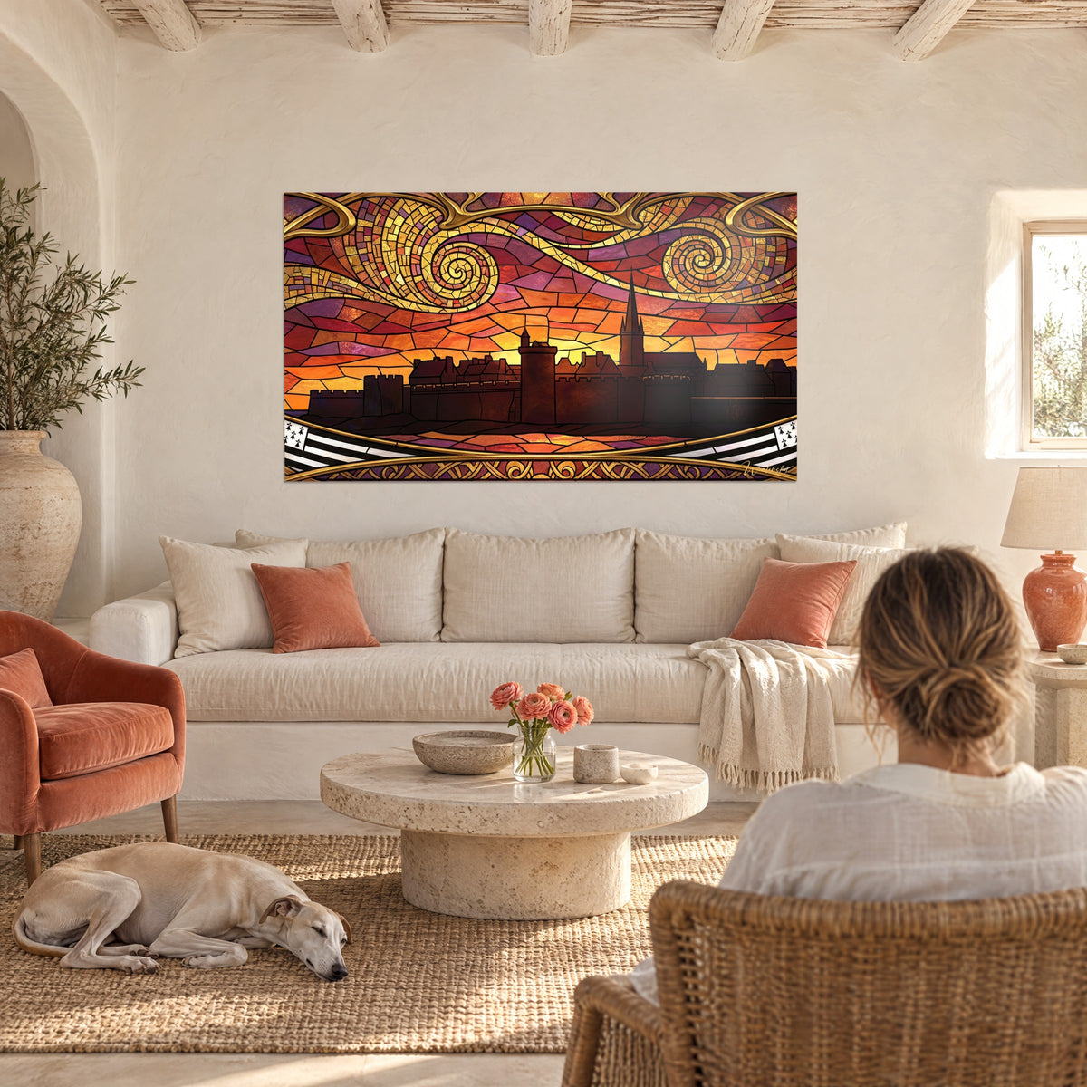 Schilderij Bretonse vesting in glas-in-loodstijl, oranje en paarse lucht met gouden spiralen, boven een bank in een lichte woonkamer