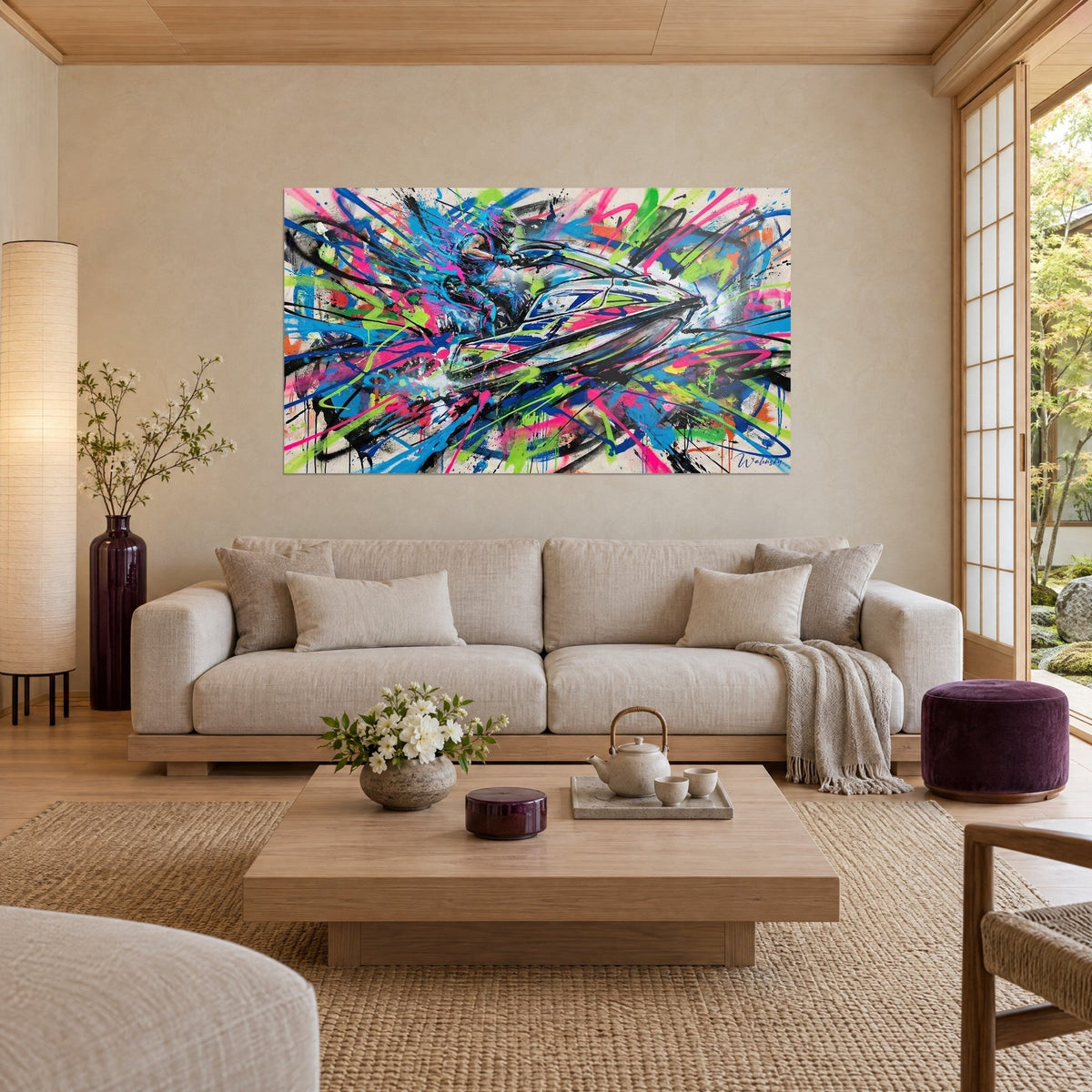 Tableau pilote de jet-ski lancé dans une explosion de rose fluo et de bleu électrique, éclaboussures vertes, au-dessus d'un canapé dans un salon lumineux