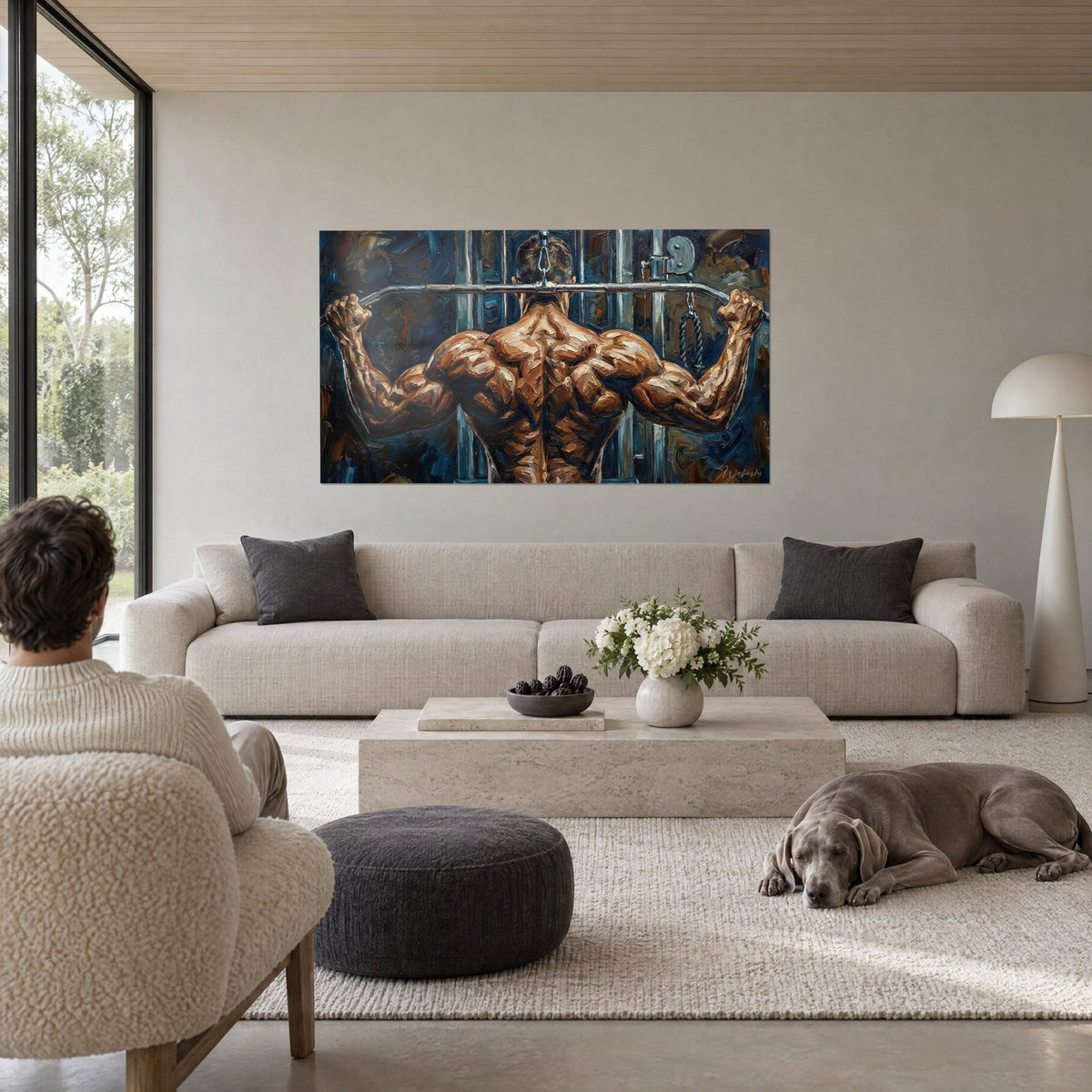 Tableau culturiste de dos aux épaules massives, peau cuivrée sur fond bleu nuit, au-dessus d'un canapé dans un salon lumineux