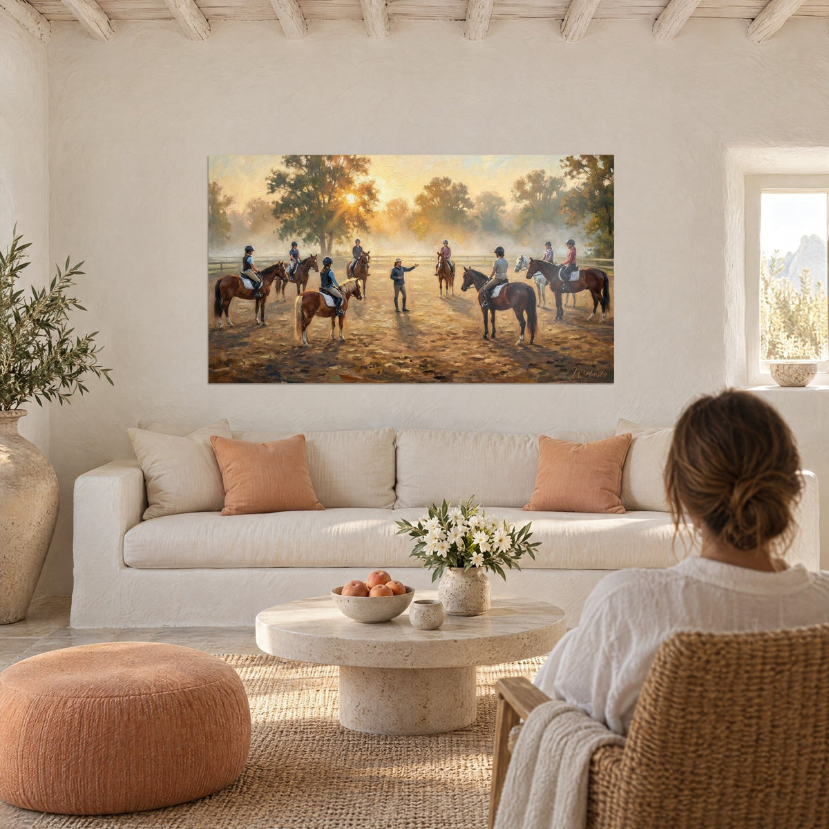 Tableau cavaliers en cercle dans la brume dorée, soleil orange derrière les chênes verts, au-dessus d'un canapé dans un salon lumineux
