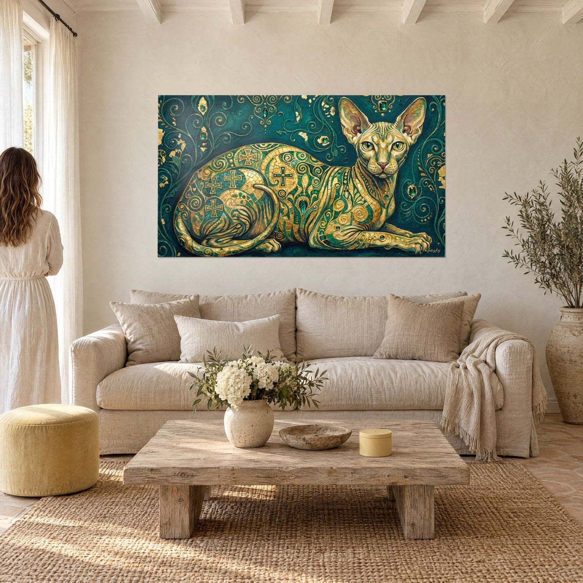 Tableau chat sphynx byzantin aux écailles de mosaïque or et émeraude, accroché dans un salon lumineux au-dessus d'un canapé dans un salon lumineux