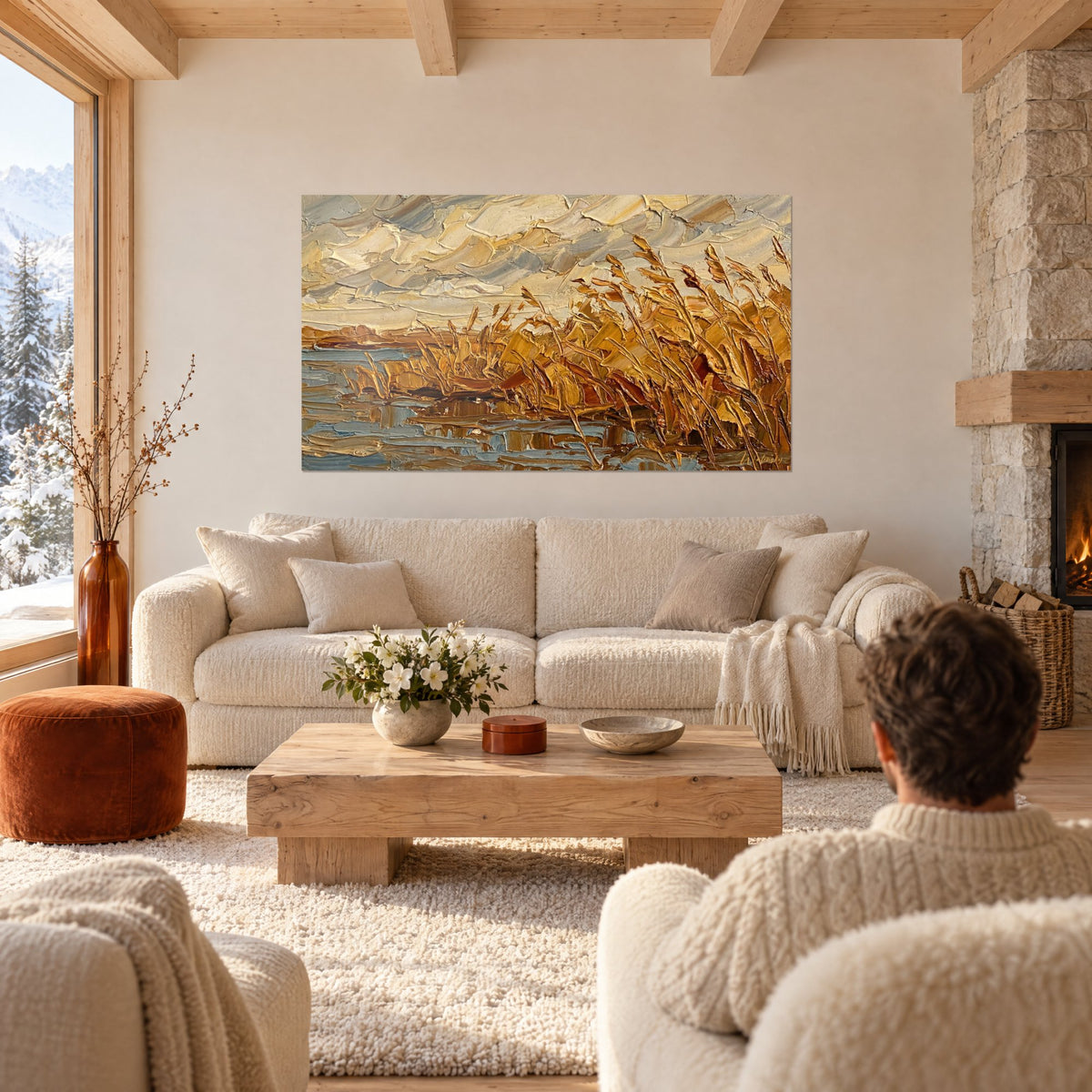 Quadro di canne dorate piegate dal vento, cielo crema e grigio, spessa texture a impasto, sopra un divano in un soggiorno luminoso