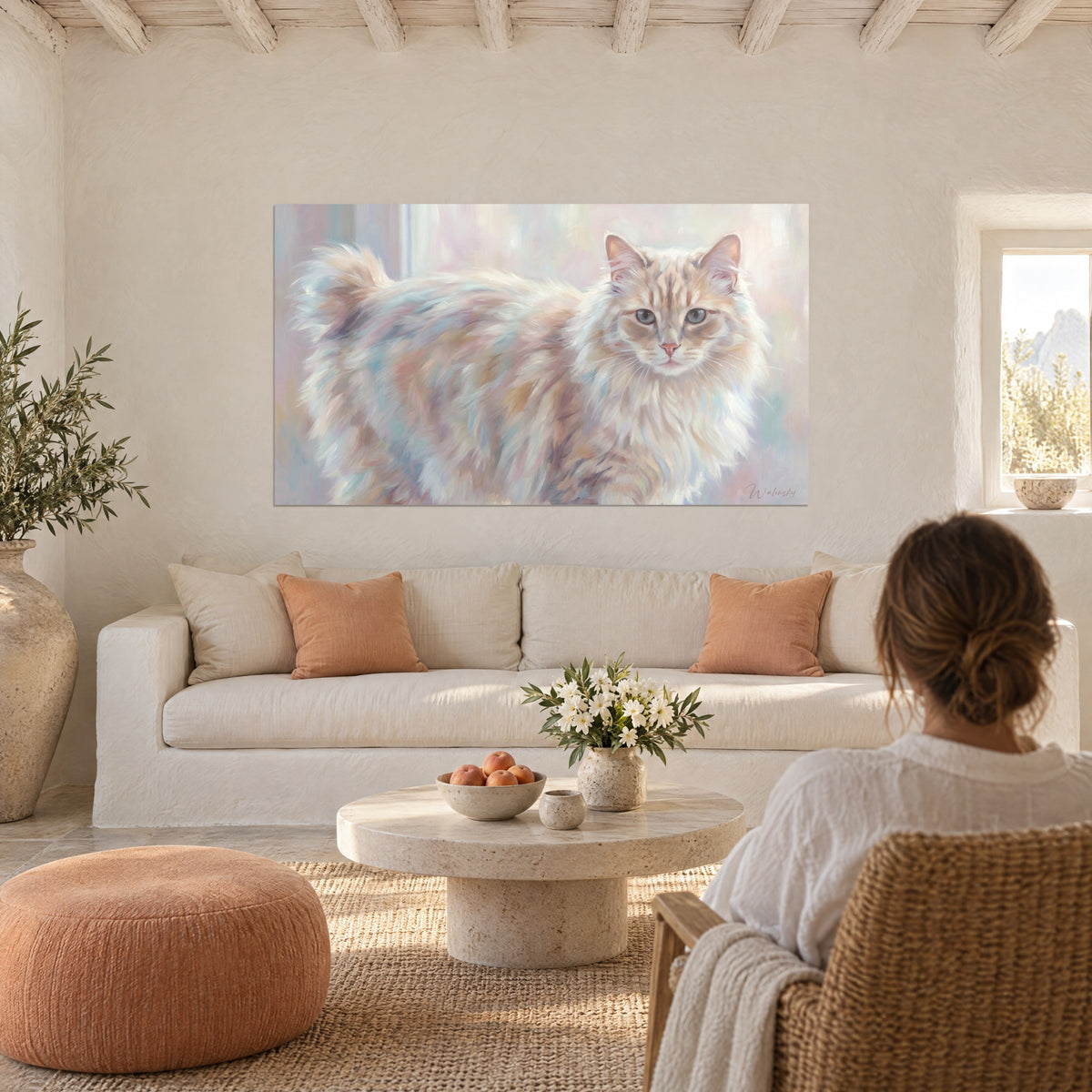 Πίνακας γάτα American Bobtail κόκκινη με κρεμ και απαλό γαλάζιο τρίχωμα, γκριζοπράσινα-γαλάζια μάτια, πάνω από καναπέ σε φωτεινό σαλόνι