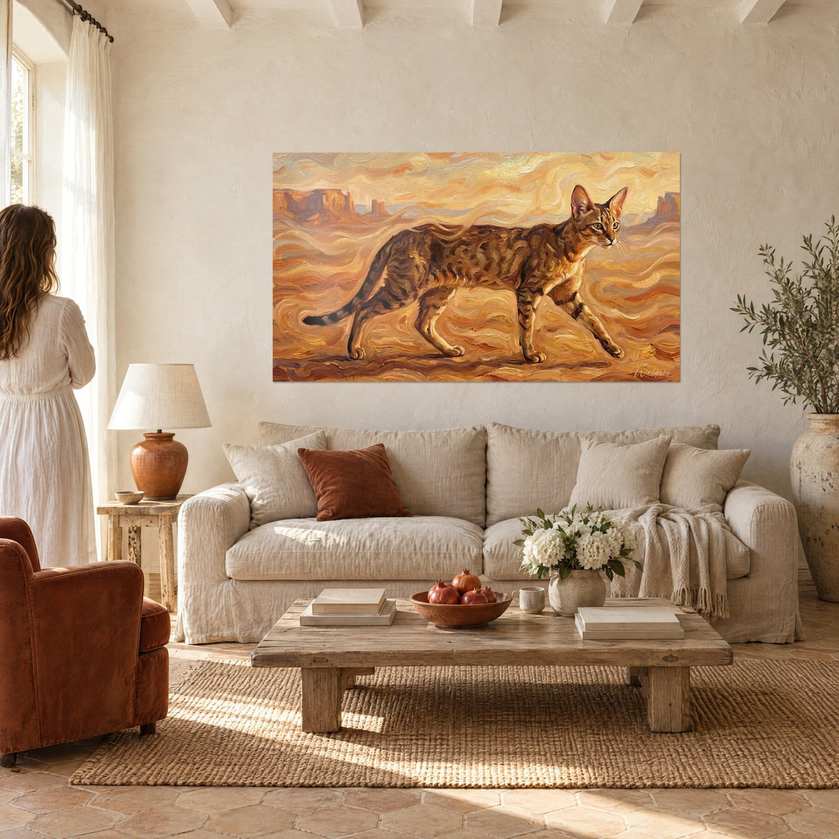 Schilderij Getijgerde kat met soepele pas, koper- en bruinkleurige vacht, wervelende okerkleurige lucht, koppel van achteren boven een bank in een lichte woonkamer