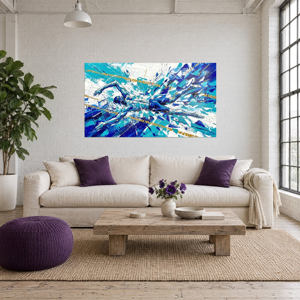 Tableau nageur de crawl en éclats turquoise et bleu cobalt, traits dorés des lignes d'eau, au-dessus d'un canapé dans un salon lumineux