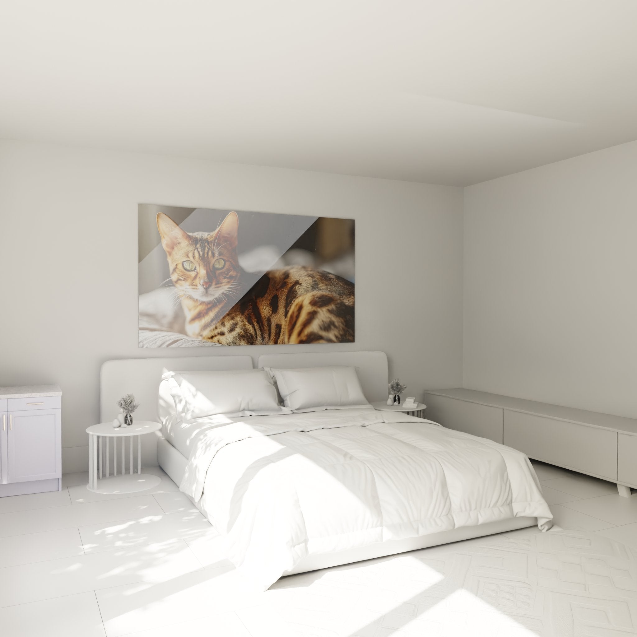 Décoration chambre avec tableau chat Bengal doré, ambiance chaleureuse et apaisante sur mur blanc