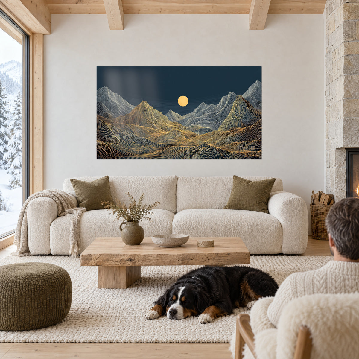 Cuadro de crestas doradas trazadas con hilos bajo una luna ocre, azul noche y oro, perro negro tumbado, encima de un sofá en un salón luminoso
