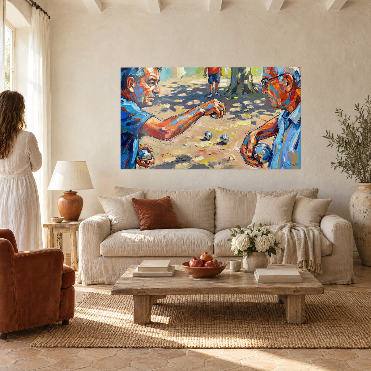 Gemälde Boule-Spiel unter den Pinien, Kobaltblau und leuchtendes Orange, Frau von hinten, über einem Sofa in einem hellen Wohnzimmer