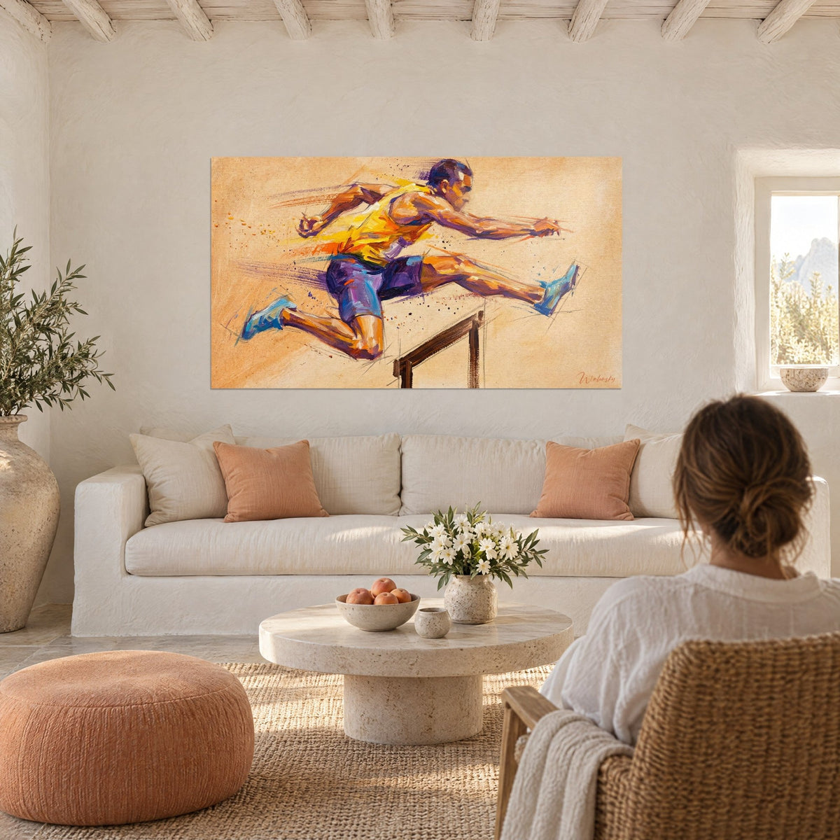 Gemälde eines Athleten, der in gelbem Trikot und violetten Shorts über eine Hürde springt, sandfarbener Hintergrund, über einem Sofa in einem hellen Wohnzimmer