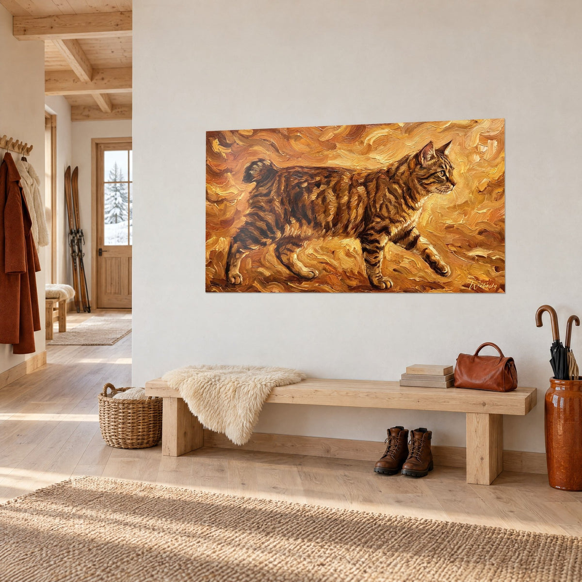 Tableau American Bobtail au pelage tigré, queue courte dressée, empâtements orange et miel, sur un mur blanc d'entrée en chalet