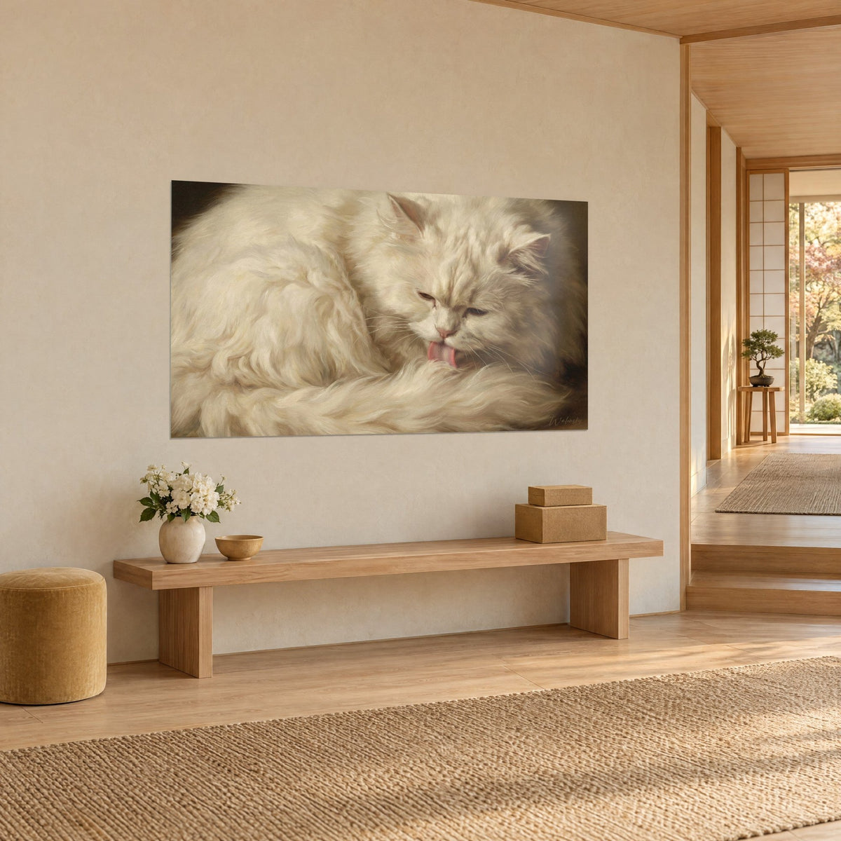 Quadro persiano dal pelo avorio a riccioli, muso rosa e sguardo socchiuso, visto di tre quarti su una parete beige, panca in legno