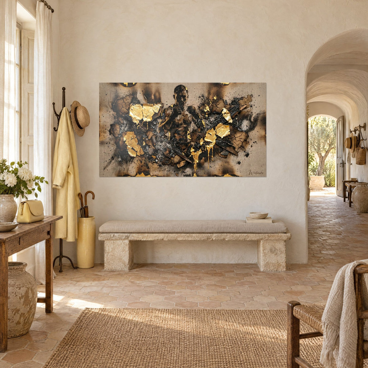 Tableau lutteur de cage surgissant du charbon, coulures d'or éclatant et toile de lin beige brûlée, vue de trois-quarts, mas provençal