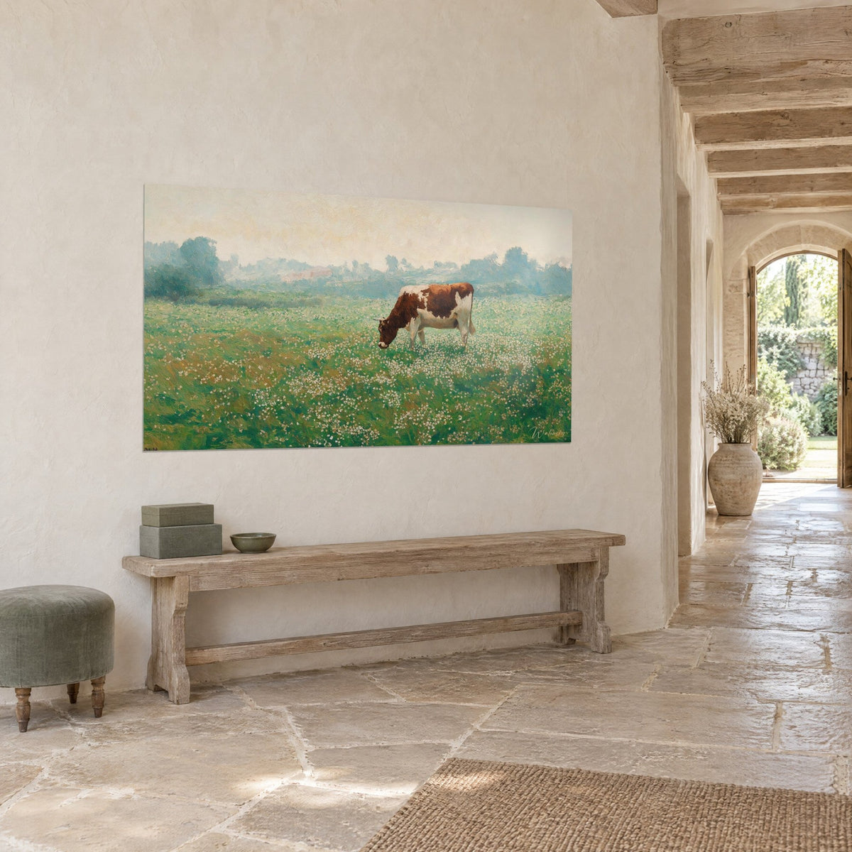 Tableau bovin brun et blanc paissant dans la brume bleutée, herbe verte parsemée de fleurettes, au bout d'un couloir en pierre