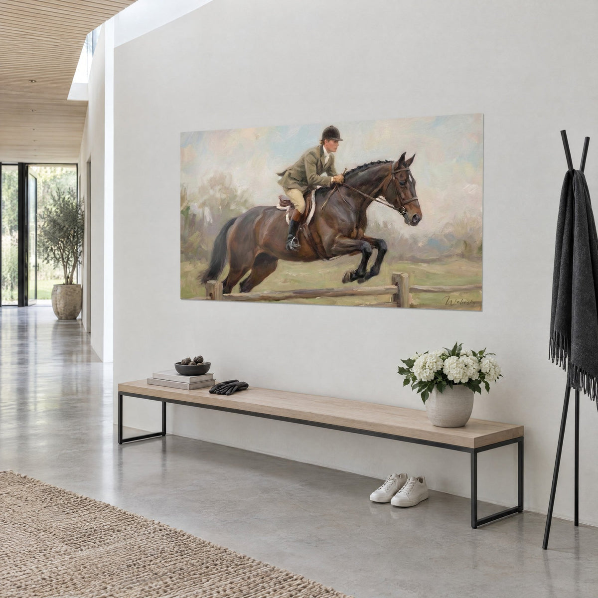 Tableau cheval bai bondissant par-dessus une clôture de bois, cavalier en culotte beige et bombe noire, vue de trois-quarts sur un mur blanc