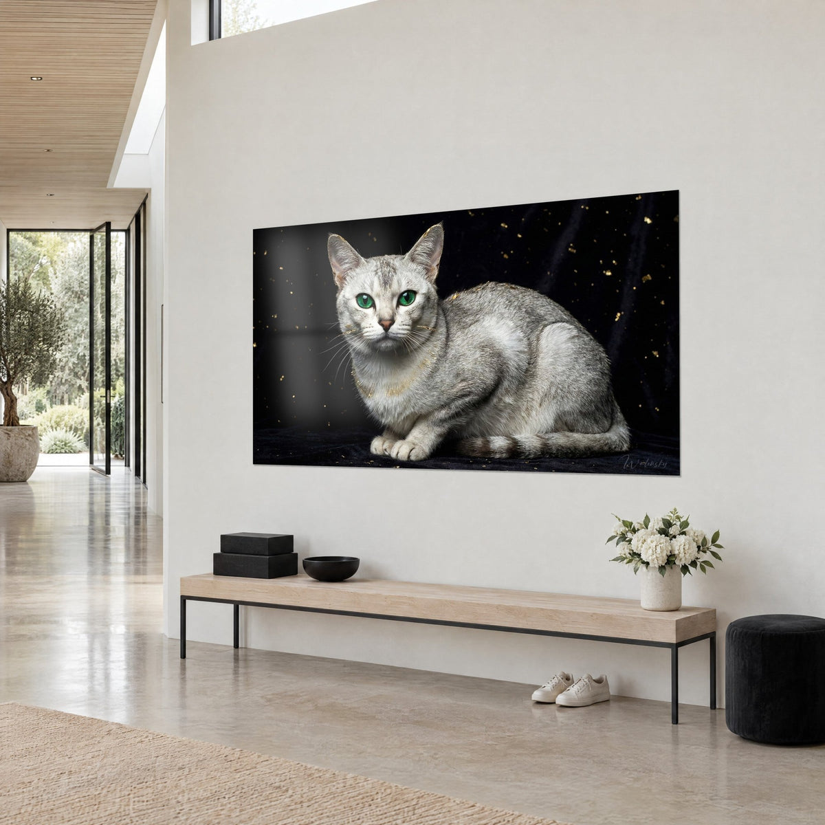 Gemälde liegende Katze in Perlgrau, lebhafter grüner Blick, Goldstaub auf schwarzem Samt, Dreiviertelansicht in einem holzverkleideten Wohnraum