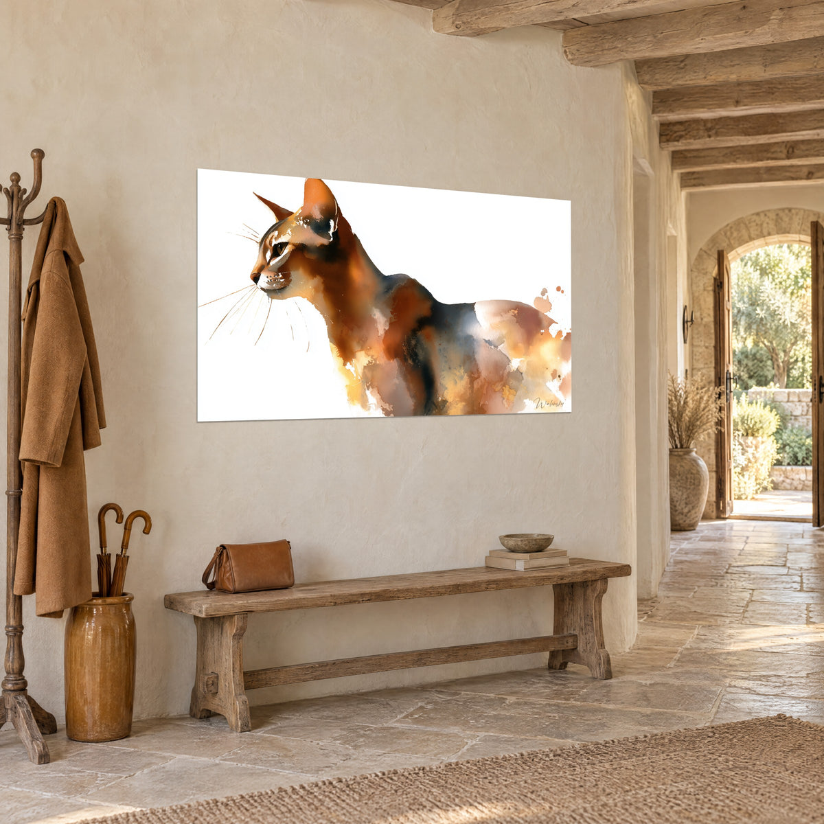 Quadro felino rosso ramato e grigio ardesia, muso proteso, schizzi dorati, vista di tre quarti in un corridoio in pietra