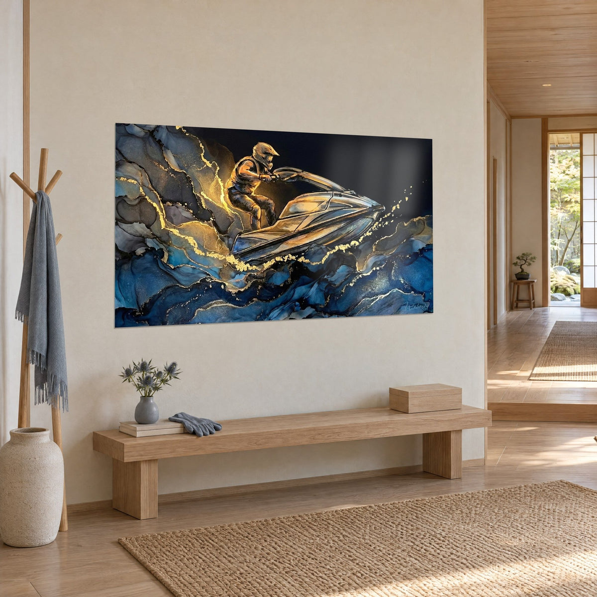 Tableau motomarine lancée dans l'écume dorée, vagues indigo et feuille d'or sur fond noir, mur beige d'une entrée japandi