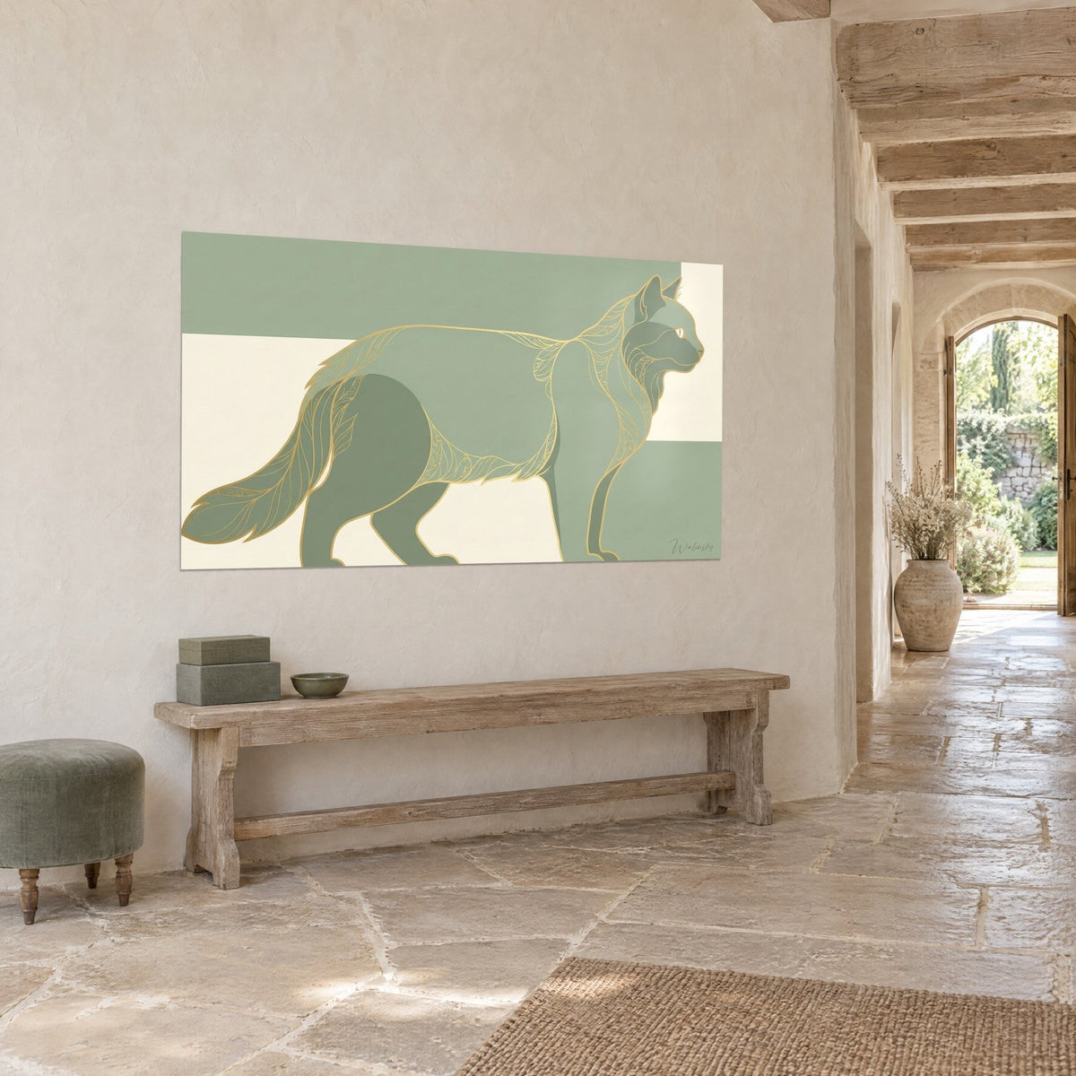 Gemälde Katze im Profil mit feinen goldenen Blattmotiven, Salbeigrün auf cremefarbenem Grund, an einer Steinwand, gewölbter Flur mit Bank