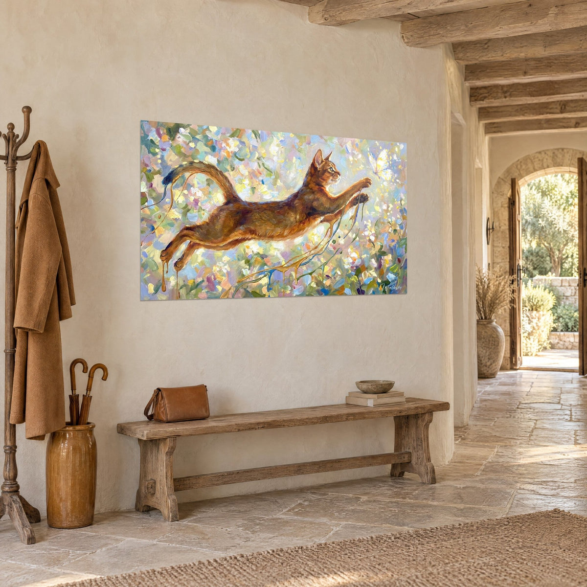 Tableau félin roux en plein saut vers un papillon blanc, fond fleuri rose et jaune, mur crépi d'une maison en pierre