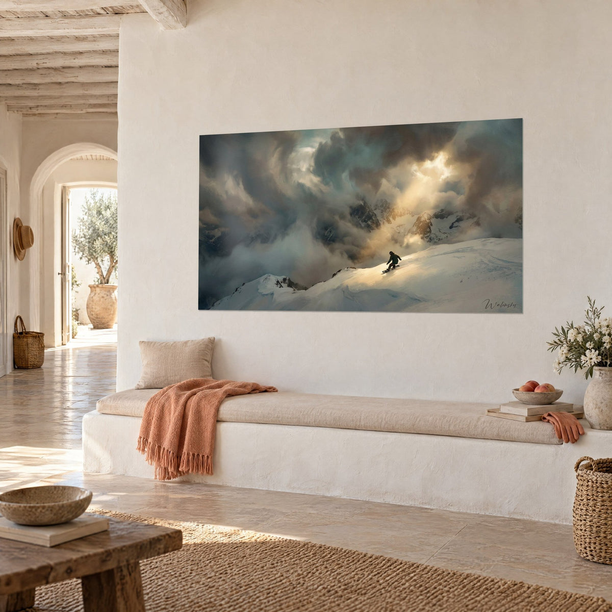 Gemälde einer epischen Hochgebirgsabfahrt, aufgewühlter schiefergrauer Himmel, durchbrochen von bernsteinfarbenem Licht, weiße Wand eines mediterranen Hauses
