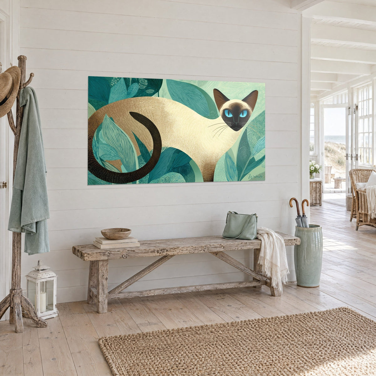 Quadro gatto con maschera marrone e sguardo azzurro, coda nera arrotolata, fogliame giada, visto di tre quarti in una stanza in legno bianco