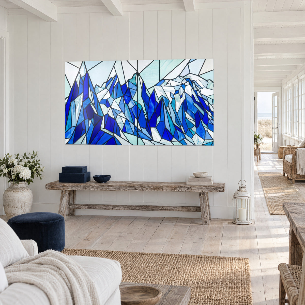 Cuadro de macizo alpino en esquirlas facetadas, azul real y turquesa pálido, pared blanca de una casa frente al mar