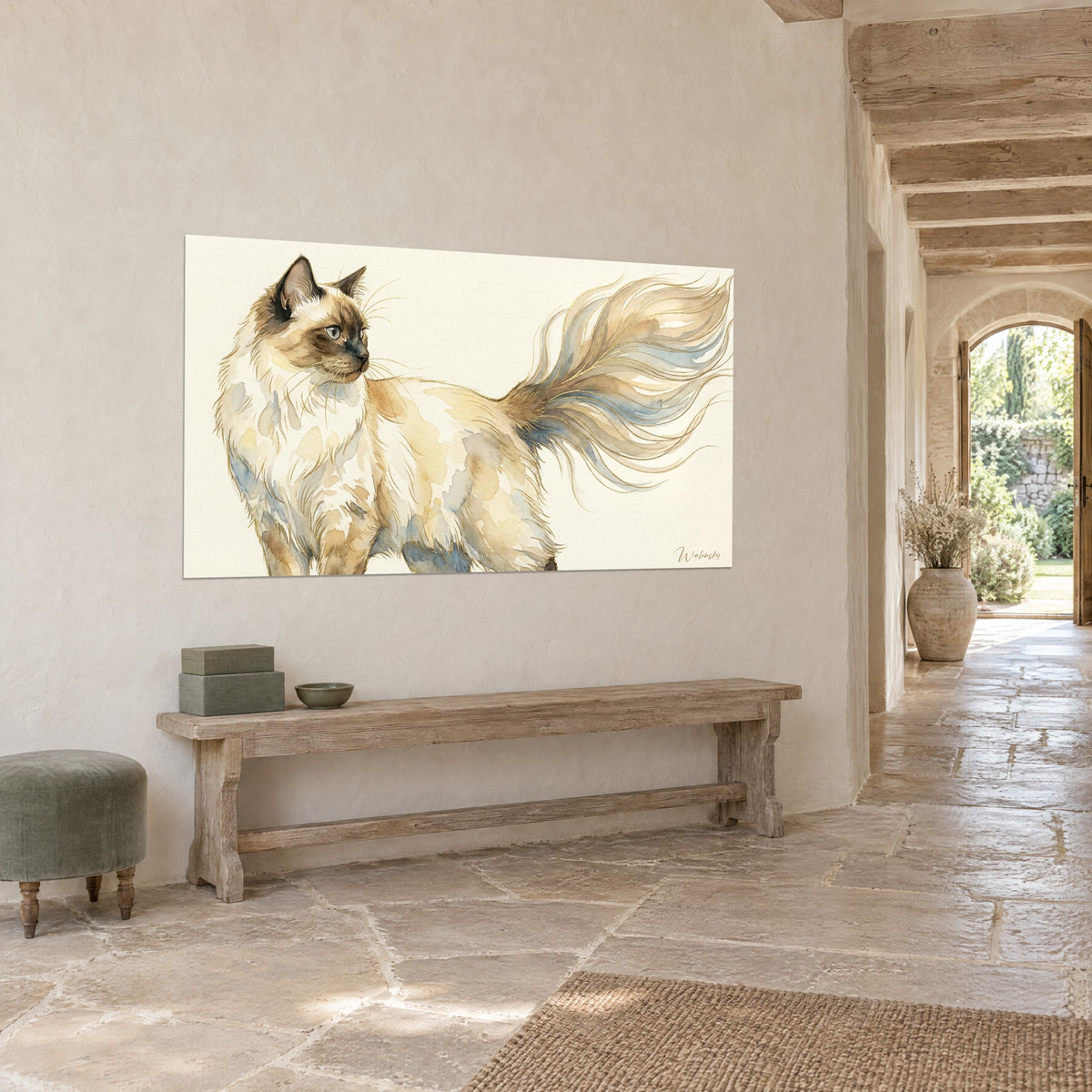 Gemälde Langhaarige Katze im Profil, blassblaue Augen, Aquarell in Beige und Blaugrau, an der Steinwand eines Eingangsbereichs