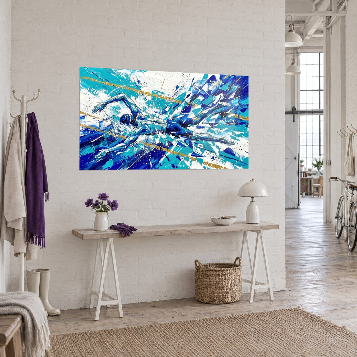 Tableau bassin en explosion de facettes cyan et blanc, bras tendu du crawleur sous le bonnet, console en bois d'un loft d'artiste