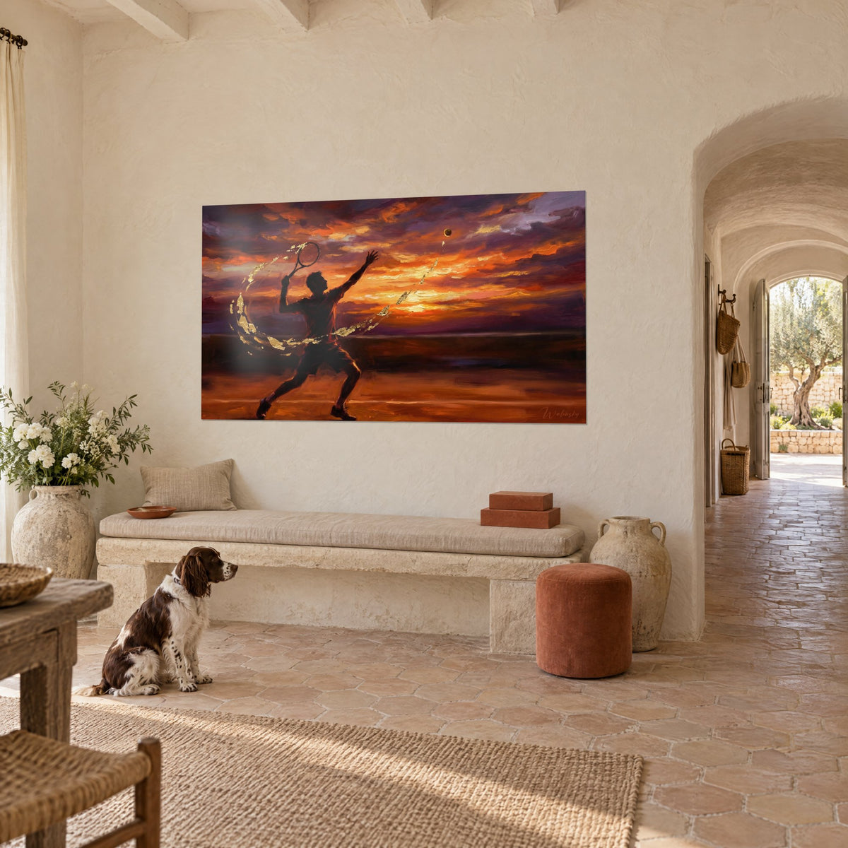 Tableau tennisman bras tendu vers la balle, nuages cuivre et violet, éclats dorés, face à une banquette de mas provençal