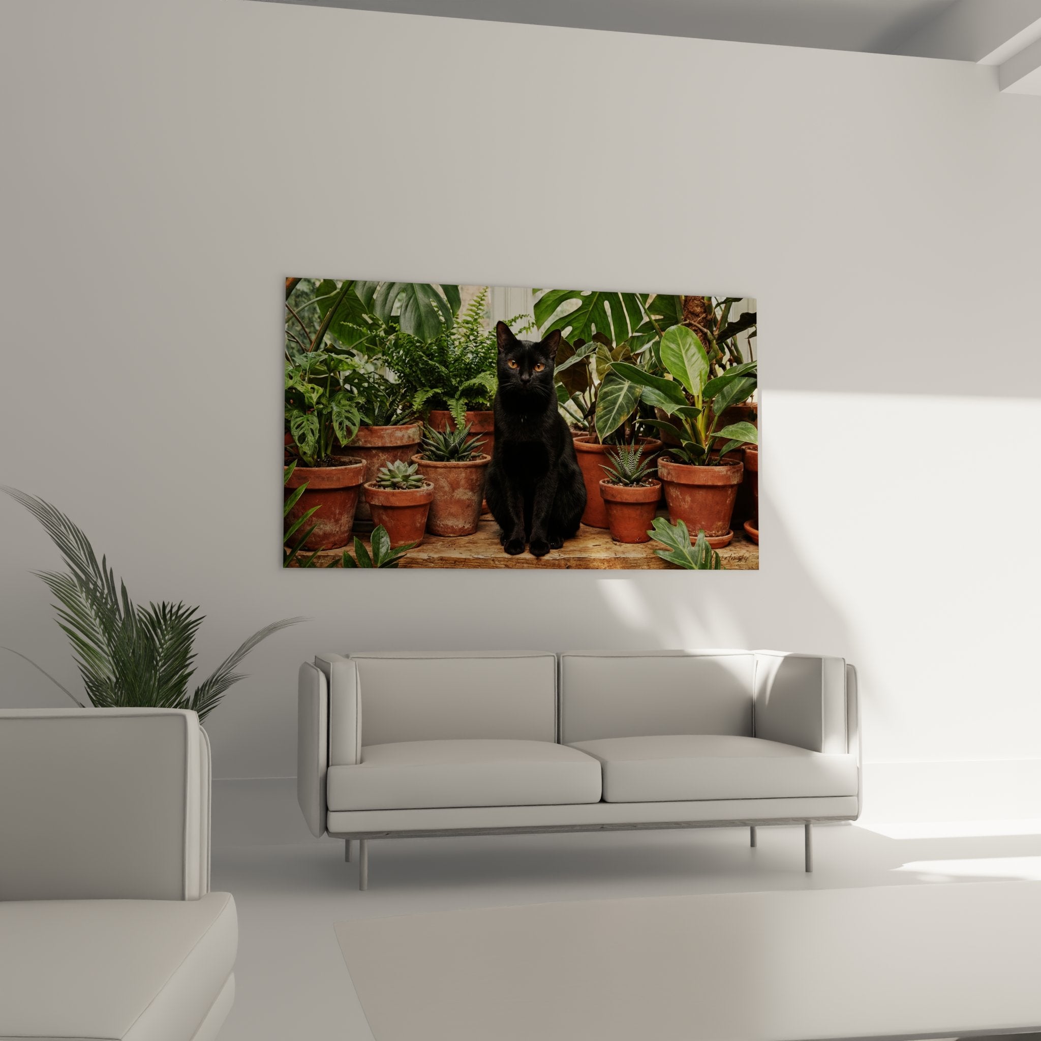 Détail du regard perçant du chat noir bombay entouré de feuillages exotiques luxuriants