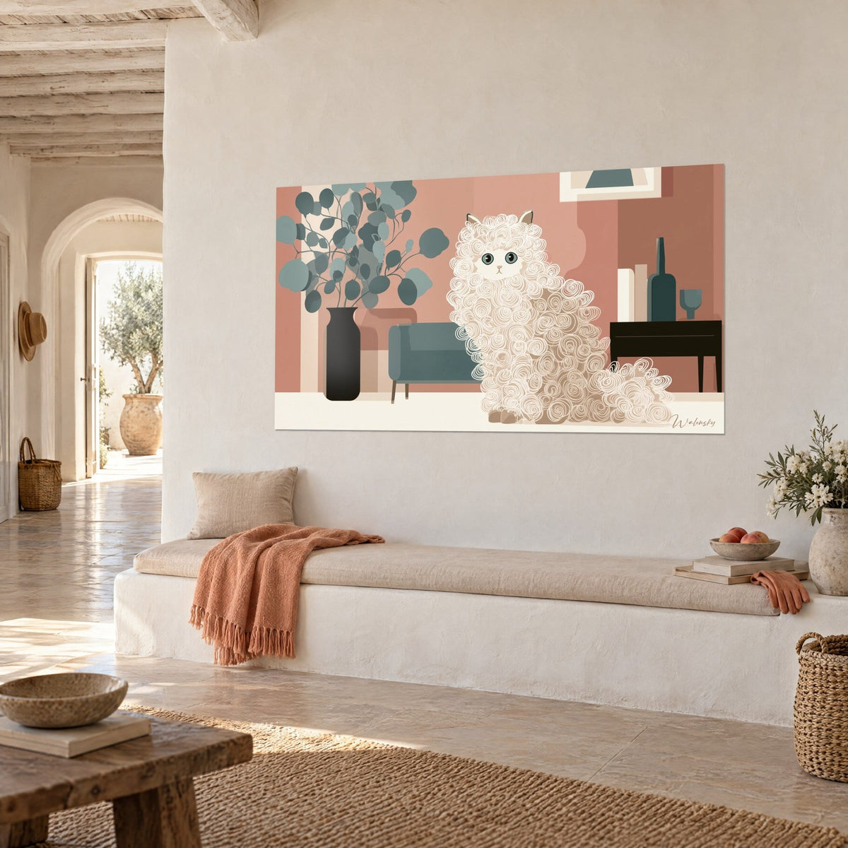 Gemälde einer elfenbeinfarbenen Angora-Katze mit Locken, sitzend neben einem blaugrünen Sessel, puderrosa Wand, über einer weißen Sitzbank