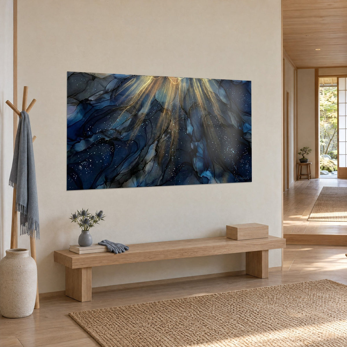 Tableau abysses bleu marine zébrés de faisceaux d'or, étoiles blanches en suspension, vue de trois-quarts sur un mur crème
