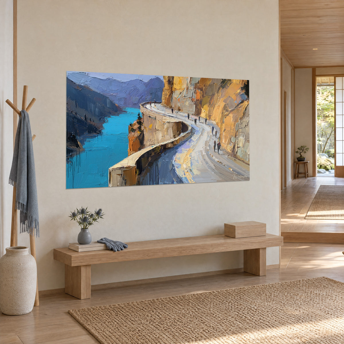 Tableau corniche en lacet longeant des parois dorées, eau bleu vif et montagnes violettes, couloir clair en trois-quarts